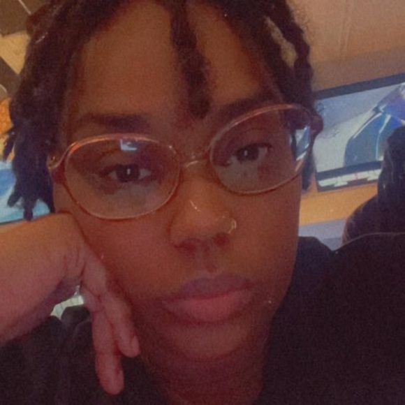 Meet your Posher, Whitney - Picture 1 of 1